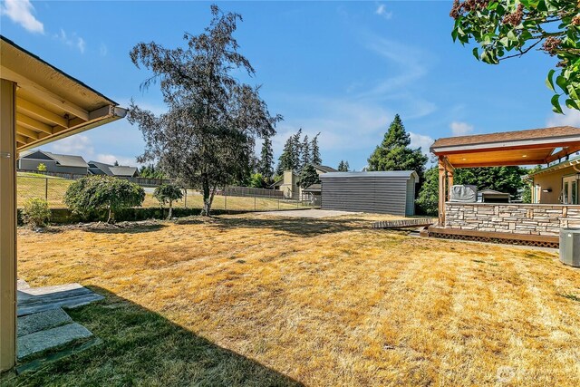 622 119th Ave E, Edgewood, WA 98372 - fenced backyard with an outdoor structure