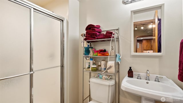 87 Sullivan Pl, Walla Walla, WA 99362 - bathroom featuring a sink and a shower stall