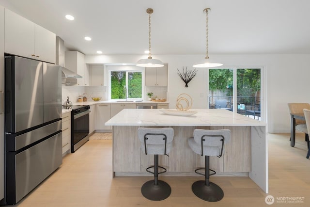 7502 117th Ave NE, Kirkland, WA 98033 - kitchen with stainless steel appliances, plenty of natural light, backsplash, a center island, and recessed lighting
