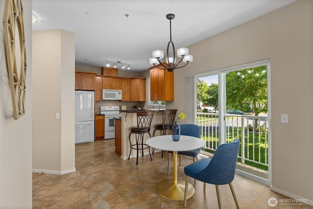 6125 Kennedy Ave SE Unit F7, Auburn, WA 98092 - dining area with a chandelier and baseboards