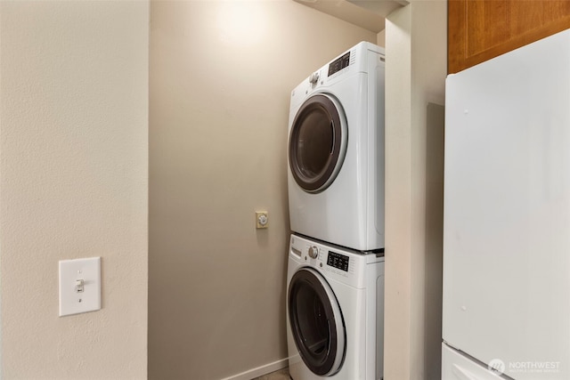 6125 Kennedy Ave SE Unit F7, Auburn, WA 98092 - laundry room featuring stacked washer and clothes dryer and baseboards
