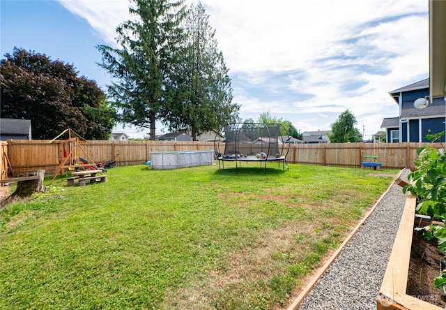 235 Morton St, Sumas, WA 98295 - fenced backyard featuring a trampoline
