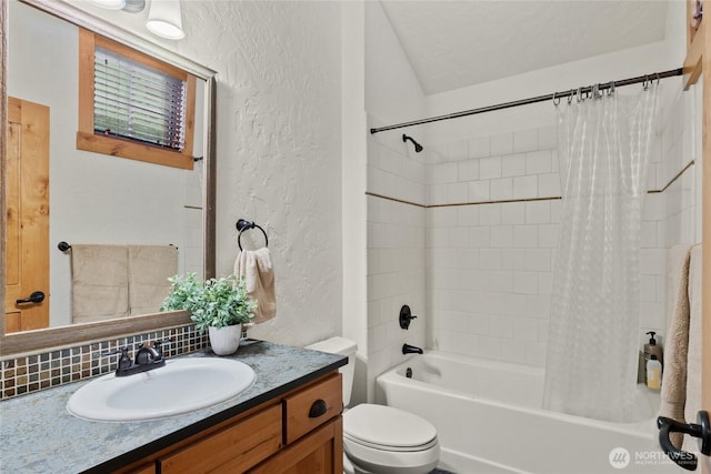 80 Queens Loop, Cle Elum, WA 98922 - bathroom featuring a textured wall, shower / tub combo with curtain, vanity, and decorative backsplash