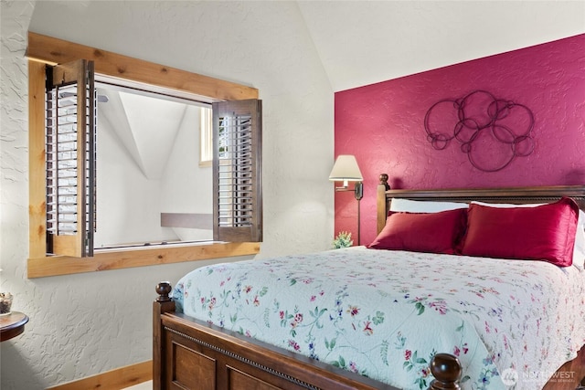 80 Queens Loop, Cle Elum, WA 98922 - bedroom featuring vaulted ceiling and a textured wall