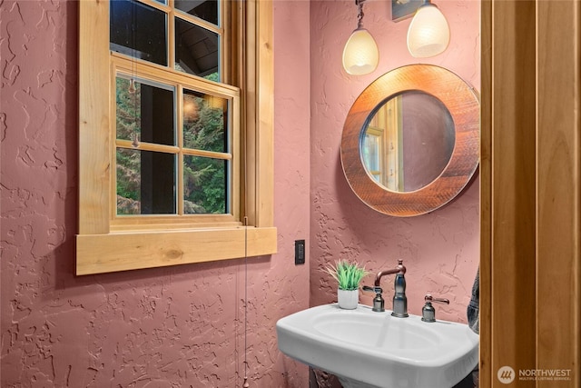 80 Queens Loop, Cle Elum, WA 98922 - bathroom with a sink and a textured wall