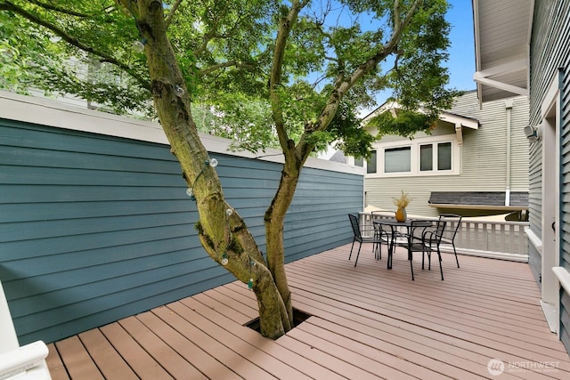 109 E Roanoke St, Seattle, WA 98102 - deck with outdoor dining area