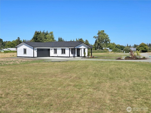71 Falconcrest Ct, Sequim, WA 98382 - modern inspired farmhouse featuring a garage and a front lawn