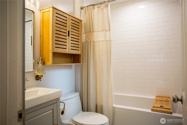 606 State St, Centralia, WA 98531 - bathroom with vanity and shower / tub combo with curtain