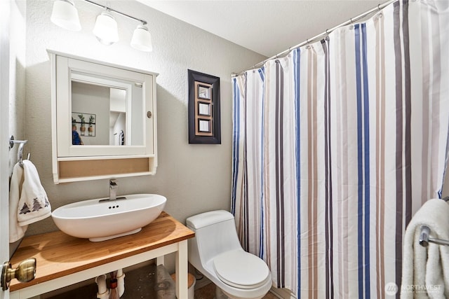 2003 SW 307th St Unit B, Federal Way, WA 98023 - full bathroom featuring vanity, a textured wall, and a shower with curtain