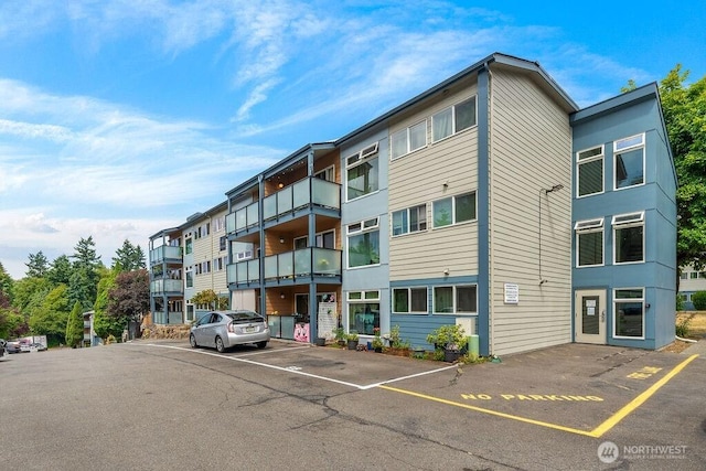 15146 65th Ave S Unit 518, Tukwila, WA 98188 - view of property featuring uncovered parking