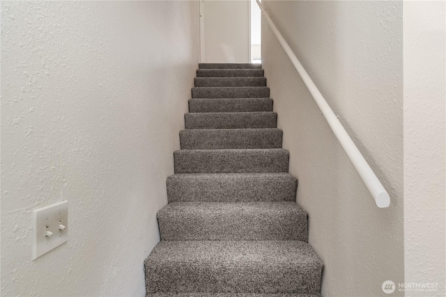 812 Duffy St, Aberdeen, WA 98520 - stairway featuring a textured wall