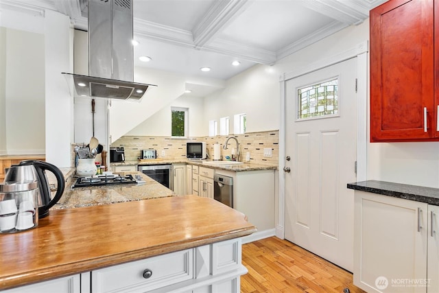 3915 Gilmore Rd, Everson, WA 98247 - kitchen with island exhaust hood, recessed lighting, plenty of natural light, decorative backsplash, and light wood finished floors