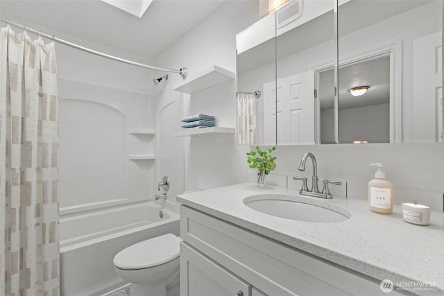 1713 S 30th St, Mount Vernon, WA 98274 - full bath with vanity and shower / tub combo with curtain