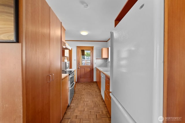 3522 S Leschi Pl, Seattle, WA 98144 - kitchen with white appliances, under cabinet range hood, light countertops, crown molding, and backsplash