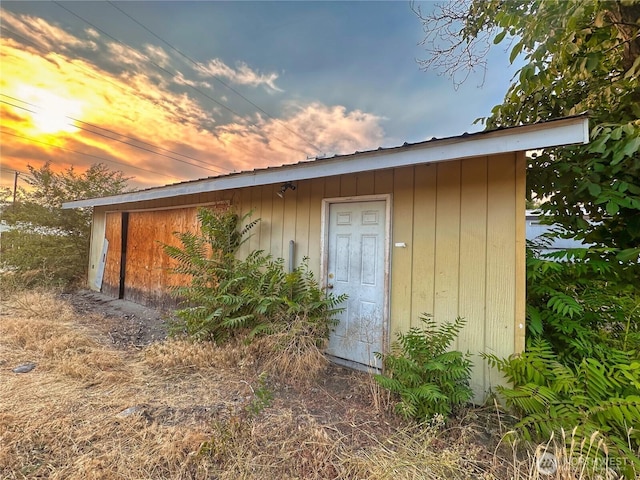 724 Hanford St, Omak, WA 98841 - view of outdoor structure at dusk