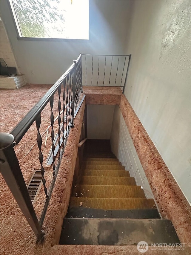 724 Hanford St, Omak, WA 98841 - staircase featuring carpet