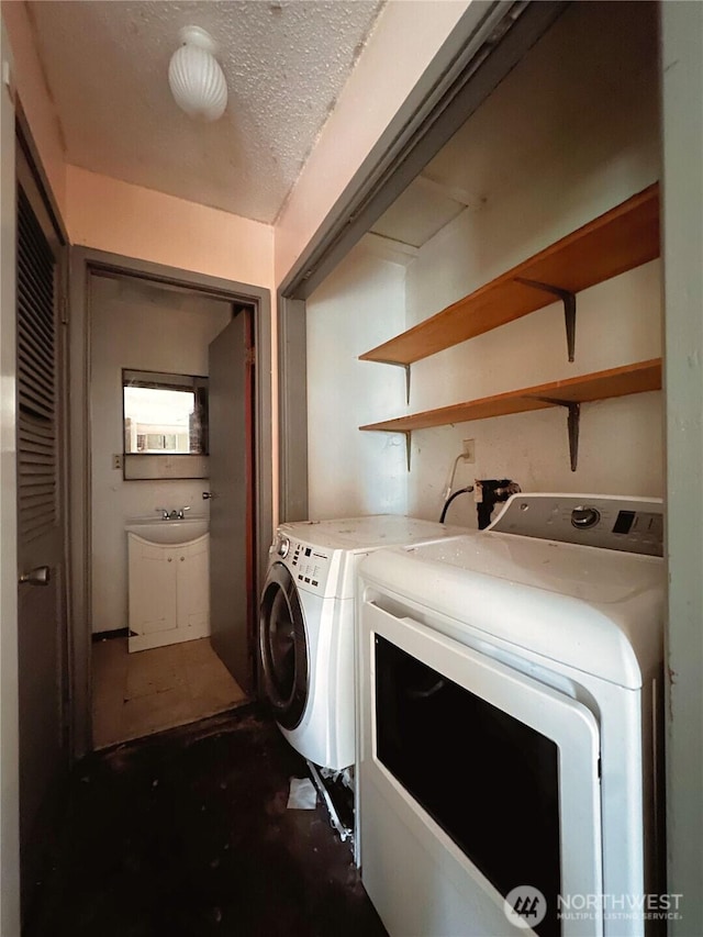 724 Hanford St, Omak, WA 98841 - laundry room with independent washer and dryer and a textured ceiling