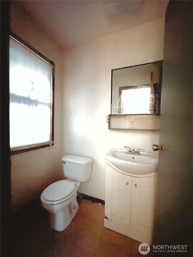 724 Hanford St, Omak, WA 98841 - half bathroom featuring toilet and vanity