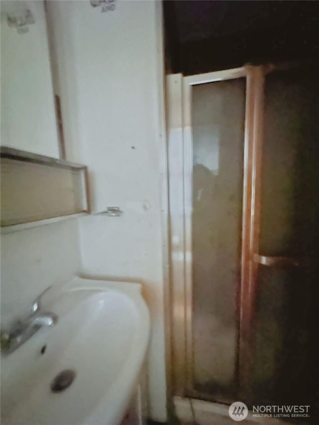 724 Hanford St, Omak, WA 98841 - full bathroom featuring a sink and a stall shower