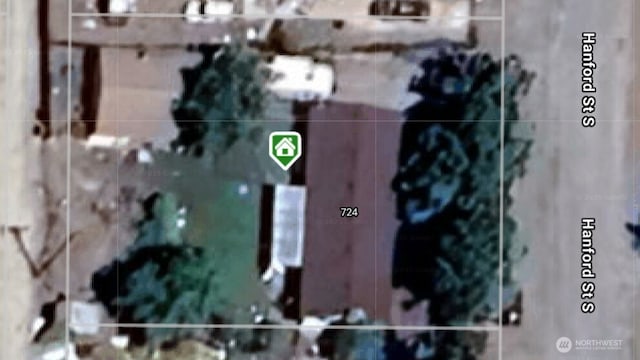 724 Hanford St, Omak, WA 98841 - aerial view of property's location featuring property boundaries highlighted