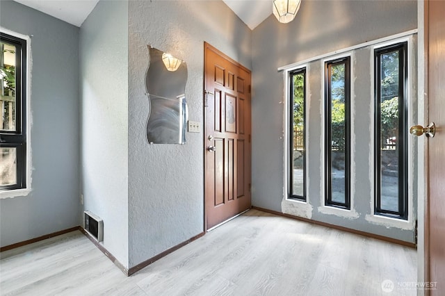 9404 Stone Ave N, Seattle, WA 98103 - entryway featuring light wood-style floors and a textured wall