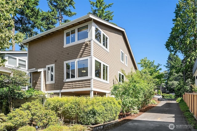 11226 NE 67th St, Kirkland, WA 98033 - view of side of home