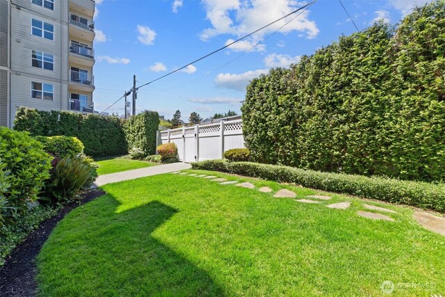 3112 SW Avalon Way Unit 102, Seattle, WA 98126 - view of yard