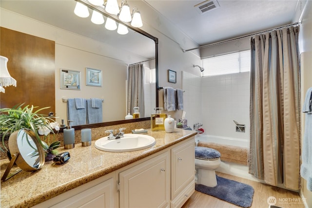3500 SW 325th St, Federal Way, WA 98023 - bathroom with shower / tub combo with curtain, vanity, and wood finished floors
