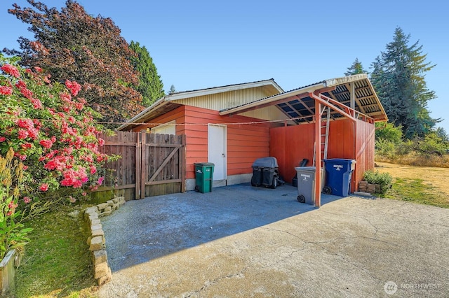 721 S 304th St, Federal Way, WA 98003 - garage featuring a gate