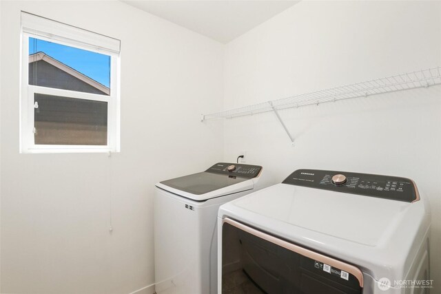 6821 9th St E, Fife, WA 98424 - laundry area with washing machine and dryer and baseboards