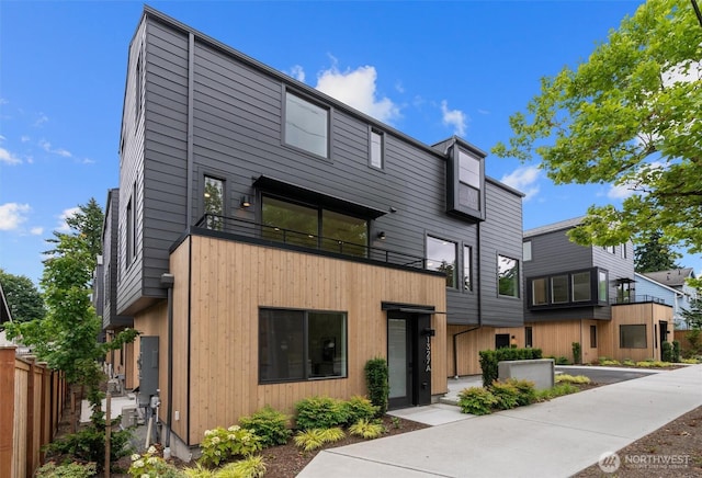 1327 N 185th St Unit A, Shoreline, WA 98133 - view of front of house with a balcony