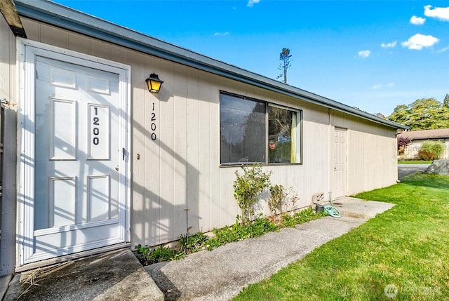 1200 Lenora Ct, Bellingham, WA 98225 - entrance to property featuring a lawn