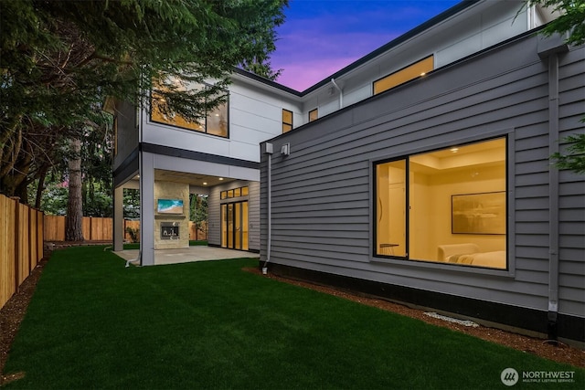 11618 NE 111th St, Kirkland, WA 98033 - back of property at dusk with a patio area