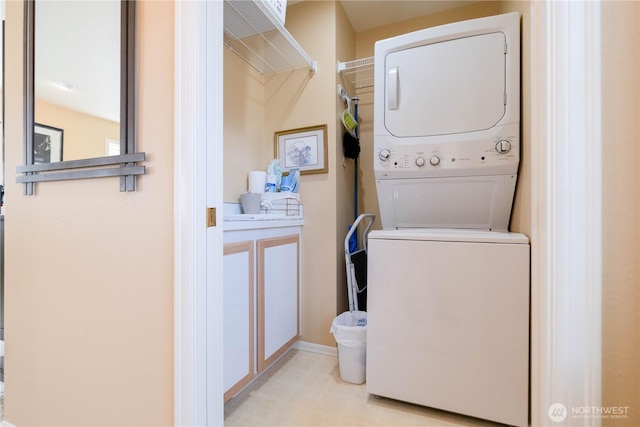 618 12th St, Bellingham, WA 98225 - laundry room featuring stacked washer / drying machine