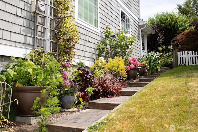 618 12th St, Bellingham, WA 98225 - view of green lawn