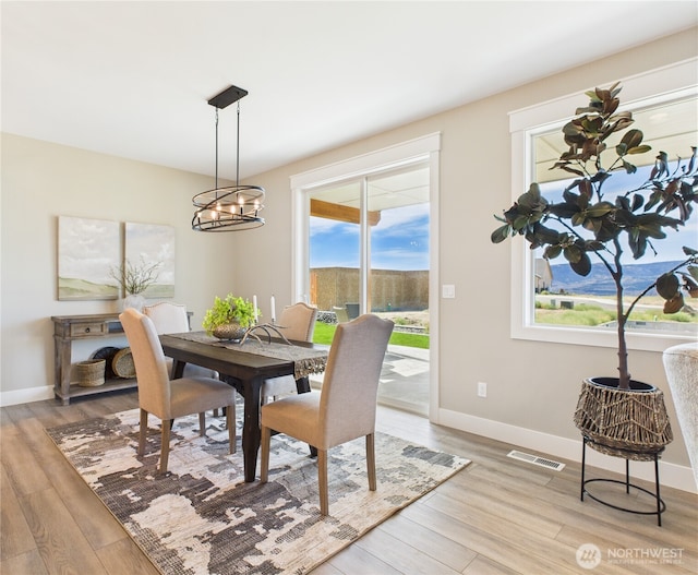 884 NE Tyler Pl E, Wenatchee, WA 98802 - dining room featuring light wood-type flooring and a chandelier