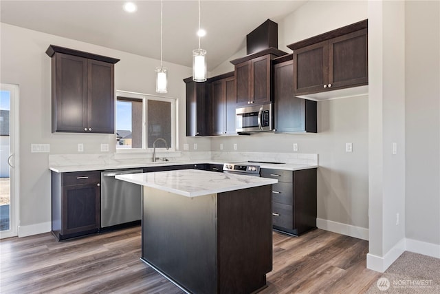 1517 7th Ave NE, Quincy, WA 98848 - kitchen with appliances with stainless steel finishes, dark brown cabinetry, dark wood-type flooring, a kitchen island, and vaulted ceiling