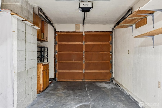 1106 SE 26th St, Auburn, WA 98002 - garage featuring a garage door opener