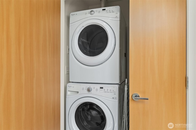 933 16th Avene, Seattle, WA 98122 - laundry area with stacked washer and clothes dryer