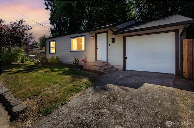 418 Jefferson St, Centralia, WA 98531 - ranch-style home with asphalt driveway and a lawn