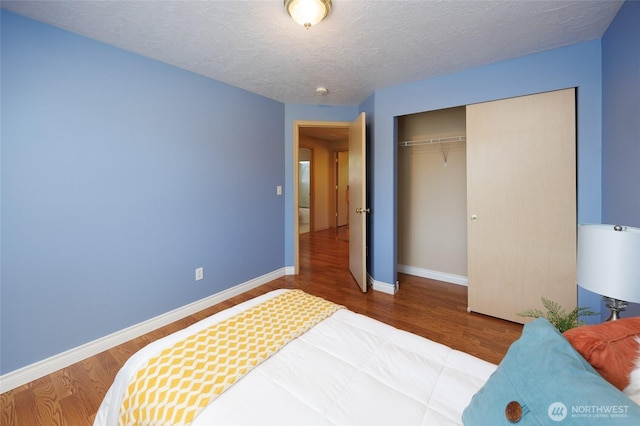 2537 Kristine Ct, Centralia, WA 98531 - bedroom with wood finished floors, a closet, and a textured ceiling