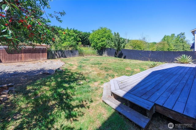 2537 Kristine Ct, Centralia, WA 98531 - fenced backyard featuring a deck