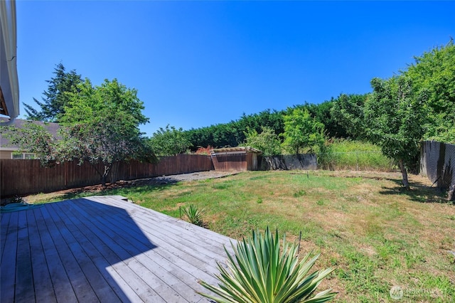 2537 Kristine Ct, Centralia, WA 98531 - fenced backyard with a deck