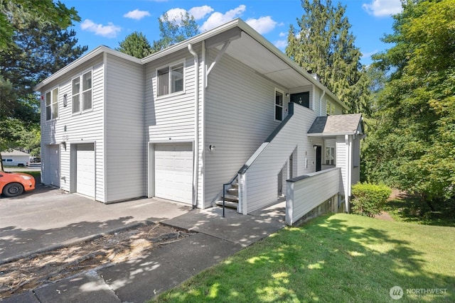 33020 10th Ave SW Unit M302, Federal Way, WA 98023 - view of side of home featuring an attached garage, a lawn, and driveway