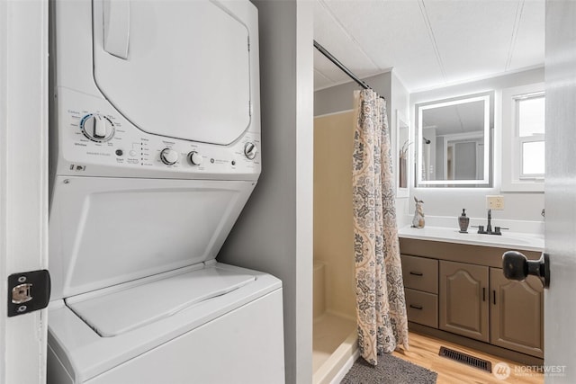 1841 Trosper Rd SW Unit 24, Tumwater, WA 98512 - bathroom featuring stacked washer and clothes dryer, vanity, a shower with curtain, and wood finished floors
