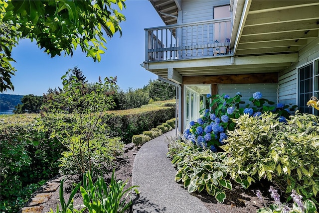 3719 NE 145th St, Seattle, WA 98155 - view of yard with a balcony