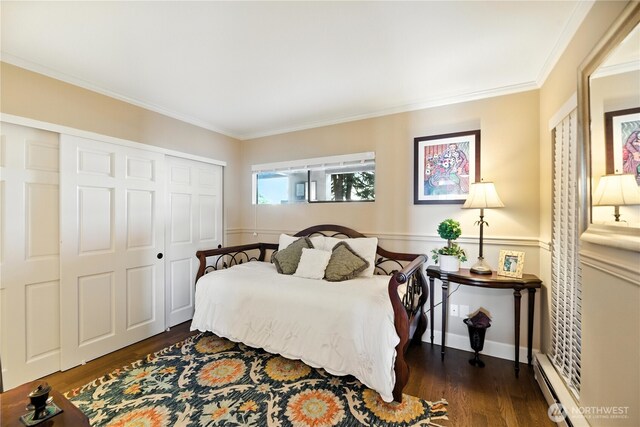 9717 NE Juanita Dr Unit 101, Kirkland, WA 98034 - bedroom featuring dark wood-style floors, crown molding, a closet, and baseboard heating