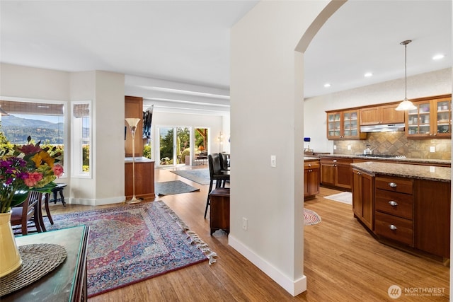 3319 Sunny Cove Ct, Bellingham, WA 98226 - living area featuring arched walkways, light wood finished floors, and recessed lighting
