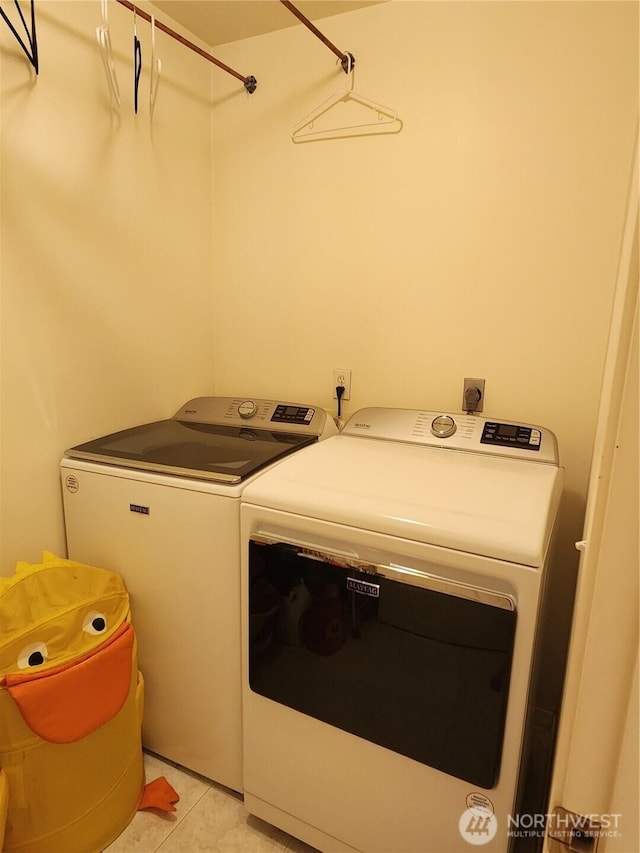 22528 100th Ave SE, Kent, WA 98031 - laundry area featuring washing machine and dryer and light tile patterned flooring