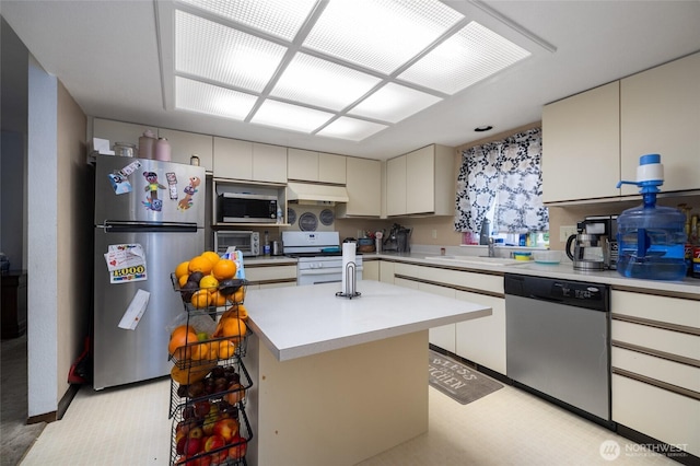1710 E Highland Ave, Mount Vernon, WA 98273 - kitchen featuring stainless steel appliances, under cabinet range hood, light countertops, and a kitchen island with sink